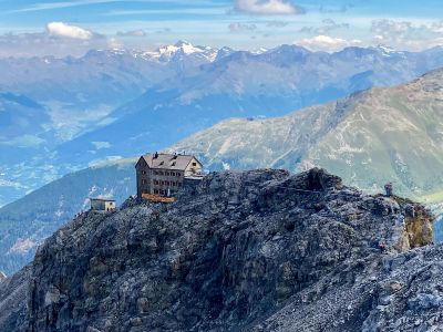 020-Die Payerhütte beim Abstieg